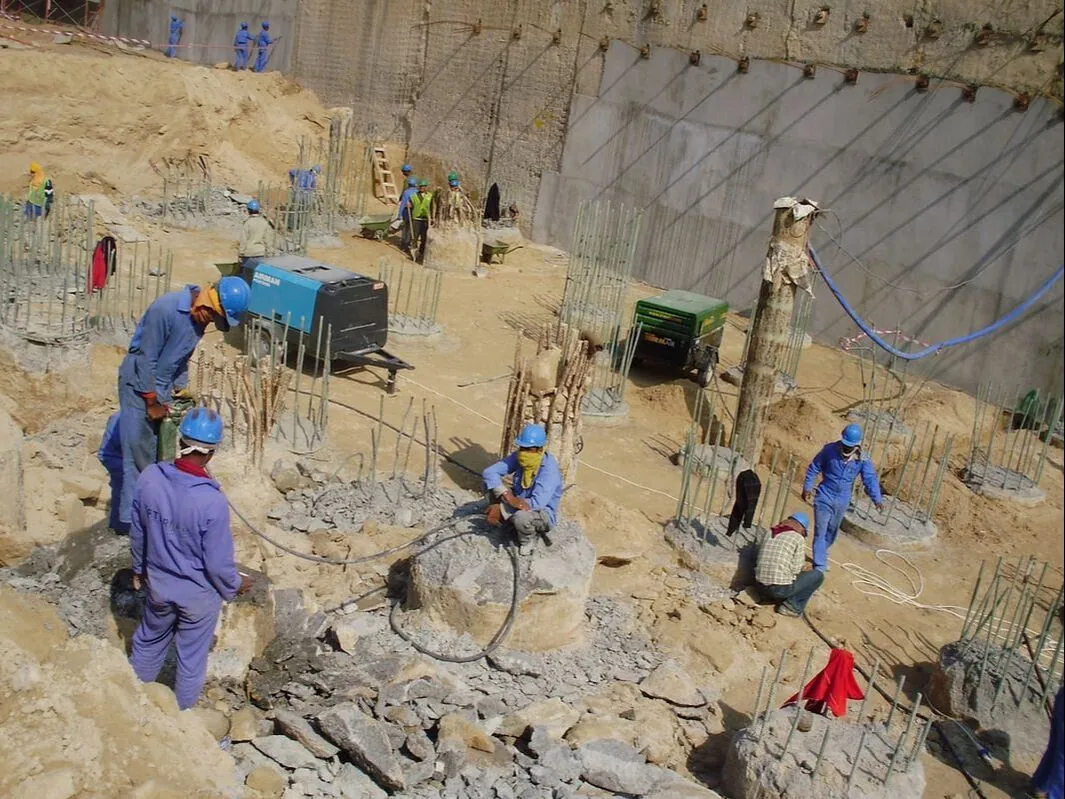 Hydraulic pile breaking machine